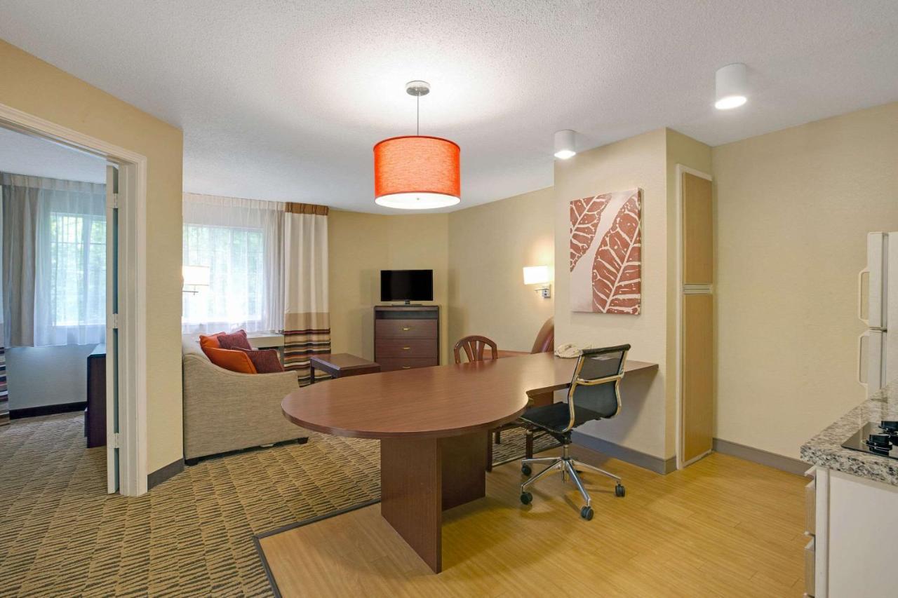 Mainstay Suites Detroit Фармингтон-Хиллз Экстерьер фото