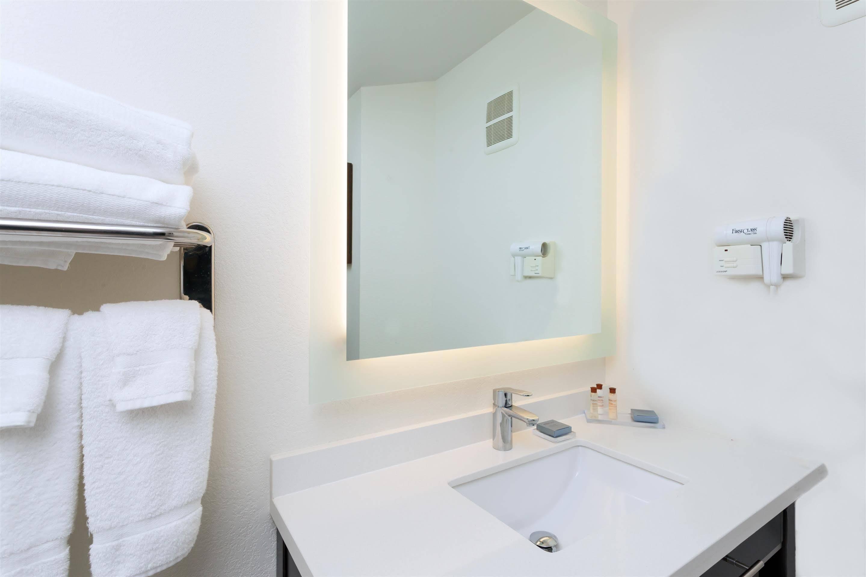 Mainstay Suites Detroit Фармингтон-Хиллз Экстерьер фото