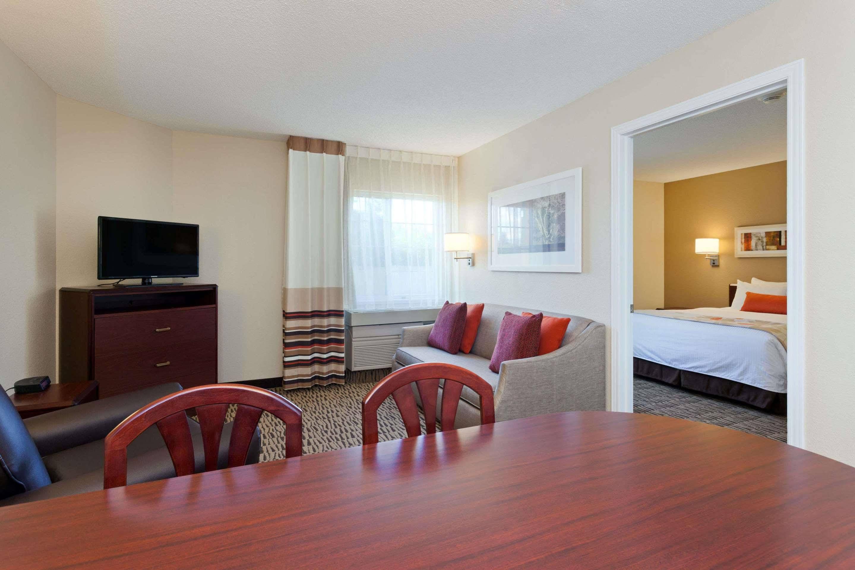 Mainstay Suites Detroit Фармингтон-Хиллз Экстерьер фото