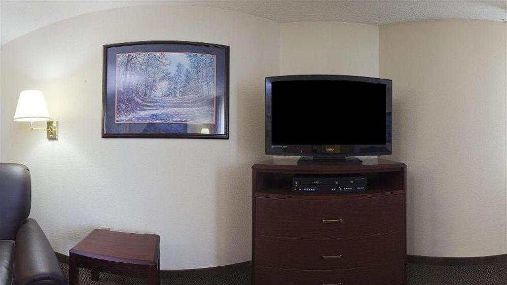 Mainstay Suites Detroit Фармингтон-Хиллз Экстерьер фото